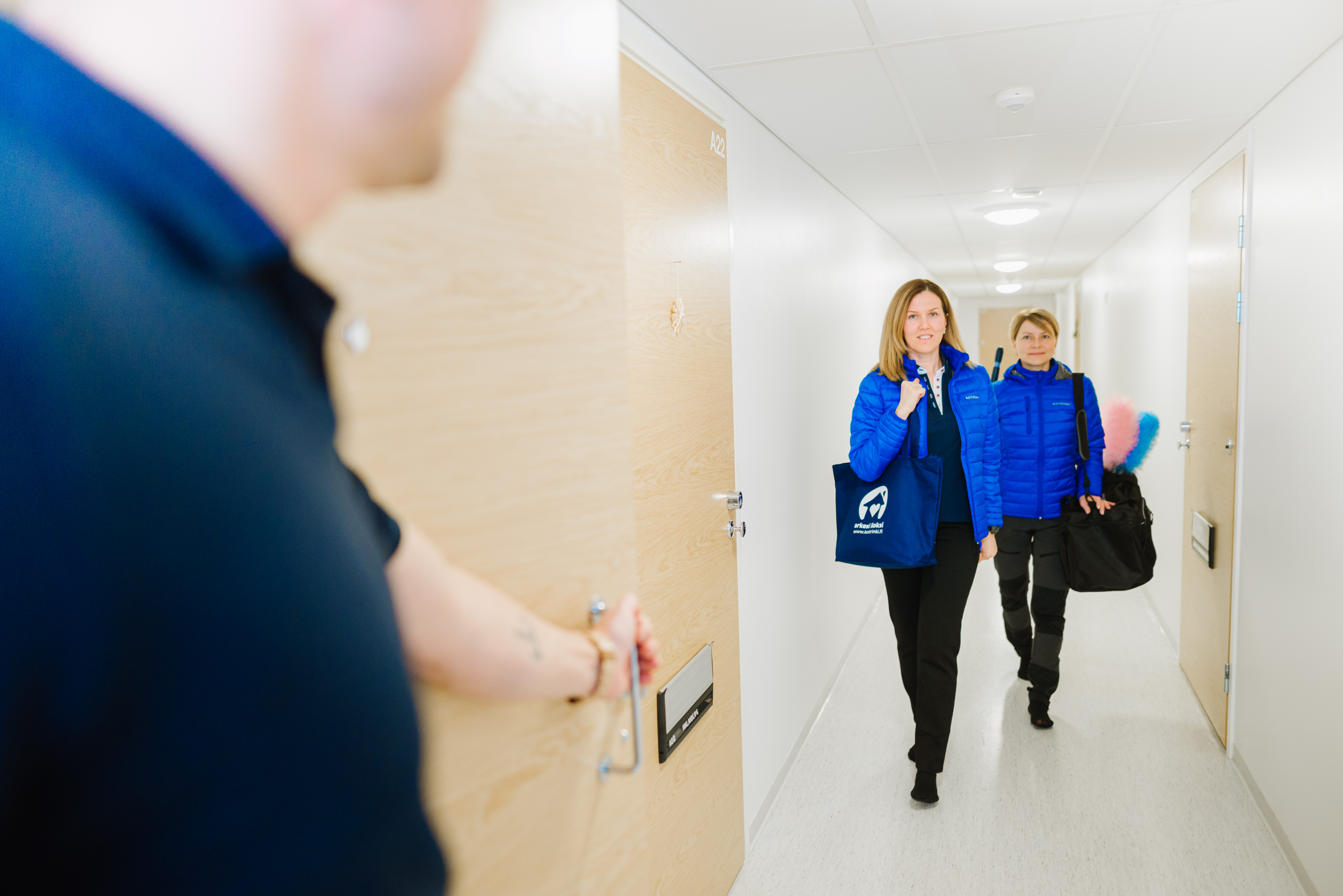 mies tervehtii siivoajia